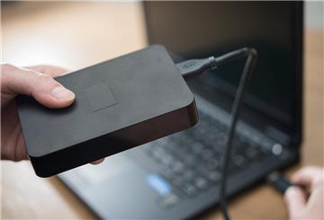 ILLUSTRATION - Better safe than sorry: Regelmäßige Backups schützen vor unnötigem Stress und Ärger. (zu dpa: «Daten sichern, bevor es zu spät ist») Foto: Henrik Josef Boerger/dpa-tmn - Honorarfrei nur für Bezieher des dpa-Themendienstes +++ dpa-Themendienst +++
