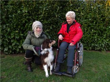 Bettina Fuhrmann (links) lässt sich und ihren Hund Odin von Marianne Brand (rechts) zum Therapiebegleithunde-Team ausbilden. Foto  Toppke