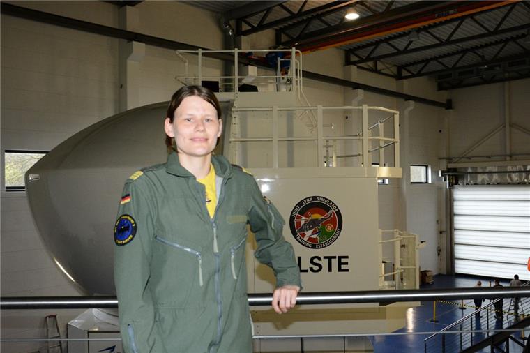 Fluglehrerin bildet den Nordholzer Fliegernachwuchs aus Bettina Semmler vor dem „Sea Lynx“-Simulator in dem der Fliegernachwuchs trainiert.