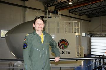 Bettina Semmler vor dem „Sea Lynx“-Simulator in dem der Fliegernachwuchs trainiert.