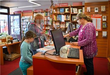 Bettina Tange von der Buchhandlung Memminger ist optimistisch. Die Kunden kommen weiterhin gerne und kaufen Bücher.