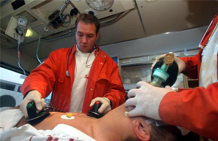 Bevor der Sanitäter kommt: Im Notfall kann jeder Hilfe leisten. Selbst wenn der Erste Hilfe Kurs schon lange zurückliegt.