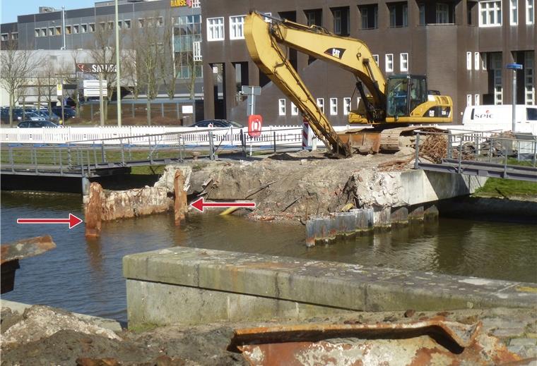 Bevor die „Seute Deern“ verholt werden kann, müssen noch eine Fahrrinne gebaggert und zwei Stahlbohlen (Pfeile) beseitigt werden.