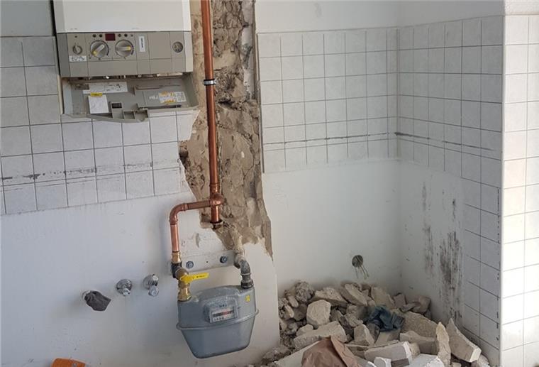 Bevor ein abgeklemmtes Haus wieder ans Gasnetz angeschlossen werden darf, wird die Dichtigkeit der Leitungen überprüft. Wenn dabei ein Leck festgestellt, wird es für die Bewohner ungemütlich und für die Eigentümer teuer: Mitunter müssen dann im ganzen Haus neue Kupferrohre verlegt werden.
