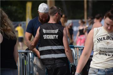 Bevor es auf das Infield geht, wird jeder kontrolliert.  Foto: Maffiotte