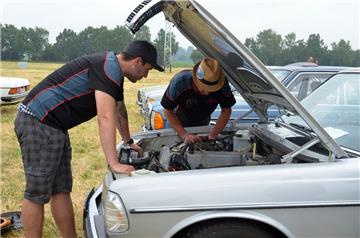 Bevor es los ging, wurde mancher Motor in Schuss gebracht.