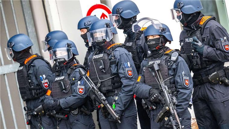 Bewaffnete Einsatzkräfte sicherten die Ankunft der Angeklagten.