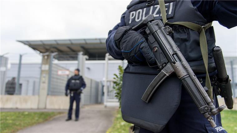 Mutmaßliche IS-Terroristen vor Gericht Bewaffnete Polizisten sichern das Prozessgebäude des Oberlandesgerichtes in Düsseldorf.
