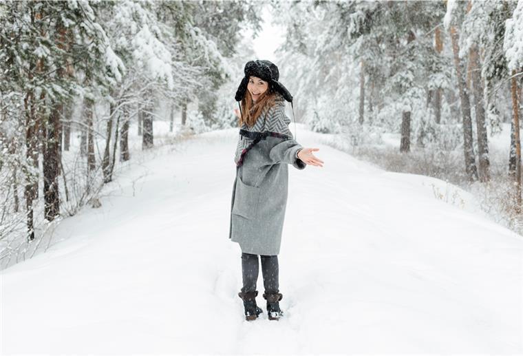 Selbstbestimmt durch den Winter statt Winterblues Bewegung an der frischen Luft hebt die Stimmung. Aber man sollte sich realistische Ziele setzen, kleine, im Voraus geplante Einheiten, die man auch bewältigen kann, sagt die Fachärztin für Psychiatrie und Psychotherapie, Dr. Annette Sterly. Sonst ärgern wir uns nur, wenn wir wieder abends müde nicht vom Sofa gekommen sind.