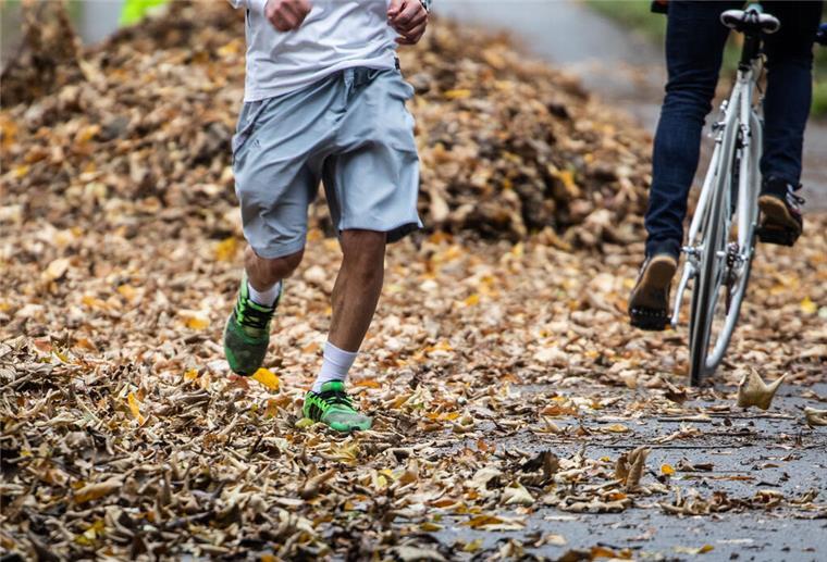 ein jogger im herbst