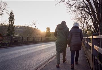 Trotz Winter: Menschen bewegen sich im draußen im Sonnenuntergang
