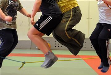 Bewegung ist wichtig für einen gesunden Lebensstil. Das sollen auch die jungen Teilnehmer der Abenteuersport-Gruppe für Kinder mit Übergewicht erleben.