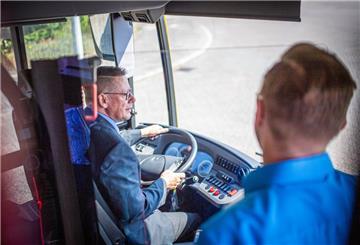 Bewerberkampagne zwischen Bremerhaven Bus und der Arbeitsagentur. Im Bild: Michael Klönner (links), Bereichsleiter Fahrbetrieb und Markus Lindemann, Arbeitsvermittler.