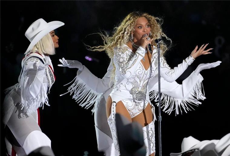 Beyoncé macht zu NFL-Auftritt mysteriöse Andeutung Beyoncé performte Songs aus ihrem achten Studio-Album.
