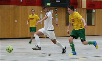 Bezirksligist TSV Abbehausen (gelbe Trikots) musste sich im Finale der Nordenhamer Stadtmeisterschaft dem klassentieferen Kreisligisten SR Esenshamm geschlagen geben.