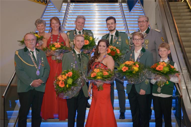 Bezirksschützenball in der Stadthalle Bremerhaven. Die neuen Majestäten von links: John Boettjer, Heidi Wrede, Katja Alpers, Detlef Gärtner, Peter Armbrust, Angelina Werner, Pascal Eichel, Nico Dreyer, Jürgen Wintjen (Präsident) und Tim Prüßler.