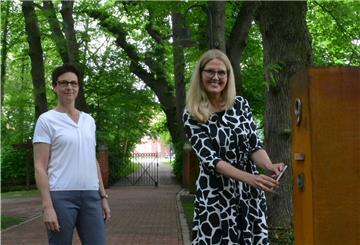 Bia Lutfi (links) und Stephanie Allmers-Stoessel freuen sich, dass ihr Herzensprojekt „Geschichte erleben“ endlich abgeschlossen ist.