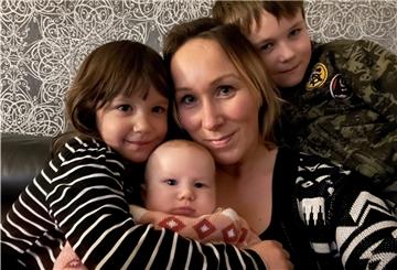Bianca Bolle, hier mit ihren Kindern, versteht nicht, warum man ihr ausgerechnet während des Mutterschutzes die Kinderbetreuung kürzt.