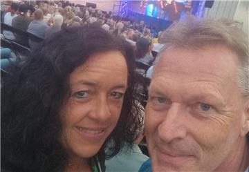 Mann und Frau vor einer Bühne
