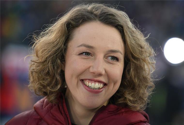 Lebensgefahr! Ex-Biathletin Laura Dahlmeier beim Bergsteigen schwer verunglückt Laura Dahlmeier als Fernsehexpertin im Stadion.