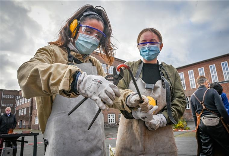 Bremerhaven: Schüler bauen Skulptur aus Stahl Biegen den rot glühenden Stahl zu einer Schnecke: Darlin (links) und Reham nehmen an der Humboldtschule am Projekt „Mobile Schmiede“ teil.