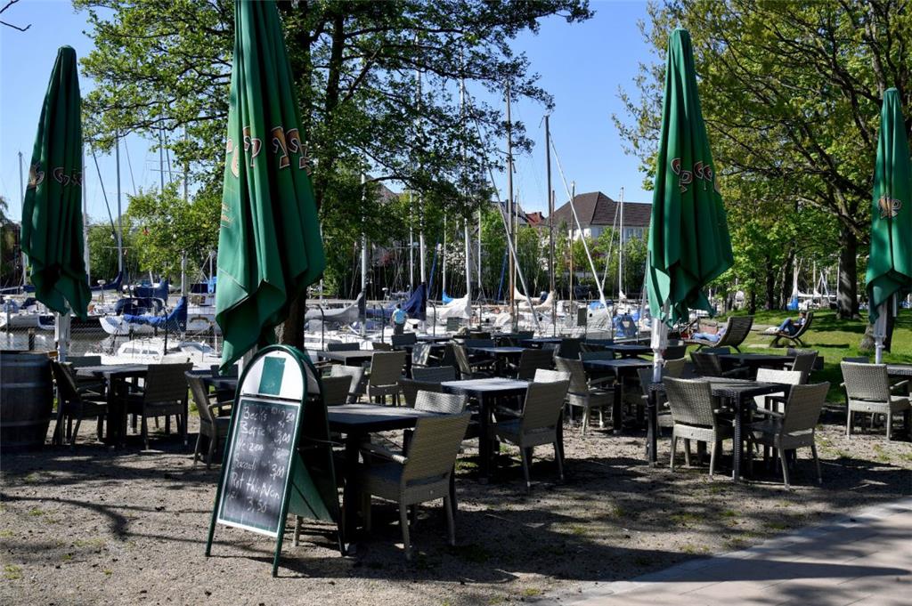 Bier mit Bootsblick: Am Elbinger Platz steht ein auf den ersten Blick unscheinbarer Kiosk, der eine kleine Auswahl an Softgetränken und Biersorten bietet. Hier kann man ein kühles Getränk unter schattigen Bäumen mit Blick auf die Yachten genießen. Bei gutem Wetter ist hier auch mehr los.