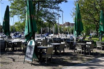 Bier mit Bootsblick: Am Elbinger Platz steht ein auf den ersten Blick unscheinbarer Kiosk, der eine kleine Auswahl an Softgetränken und Biersorten bietet. Hier kann man ein kühles Getränk unter schattigen Bäumen mit Blick auf die Yachten genießen. Bei gutem Wetter ist hier auch mehr los.