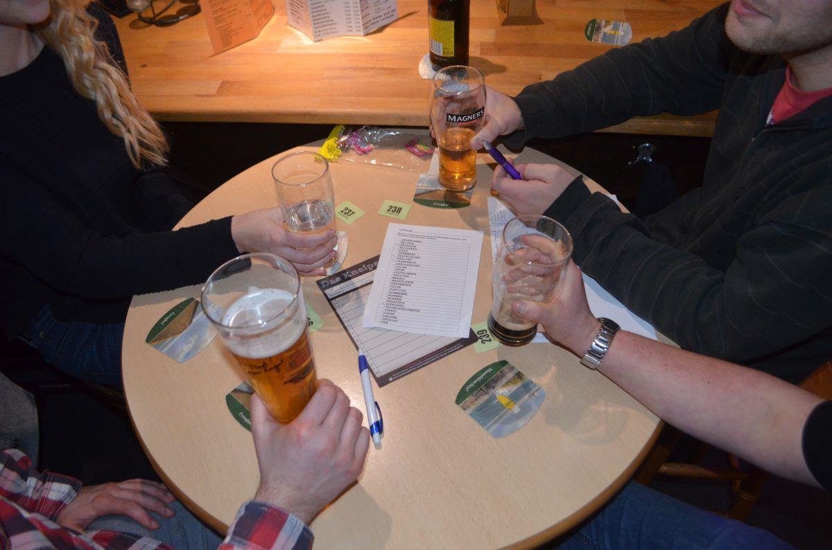Zum Bier gibt's knackige Fragen: Das Kneipenquiz in Bremerhaven #prost Bier, Schnaps und Fragen über Fragen: Beim Kneipenquiz in der "Alten Bürger" in Bremerhaven ist gutes Allgemeinwissen gefragt.