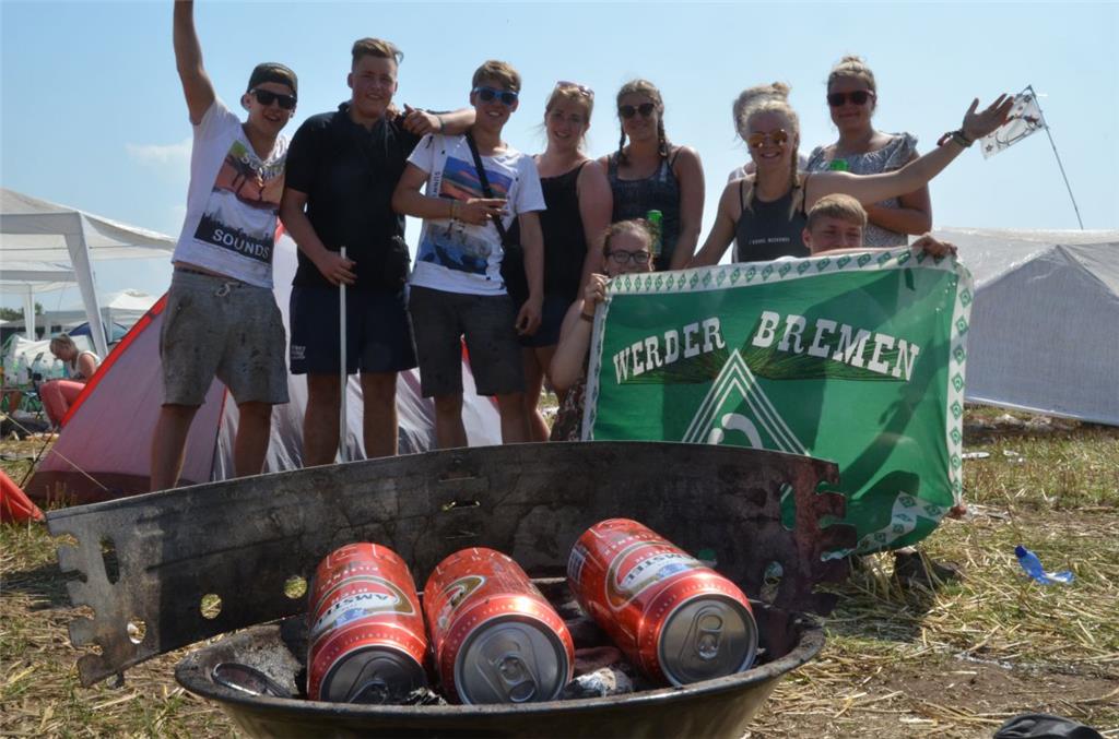 Bier vom Grill - für diese Truppe aus Nordenham und Hannover gehört das zum Fest...