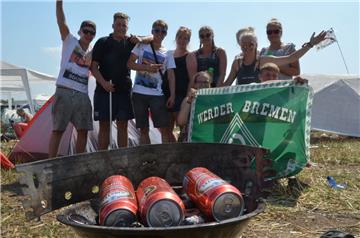 Bier vom Grill - für diese Truppe aus Nordenham und Hannover gehört das zum Fest...
