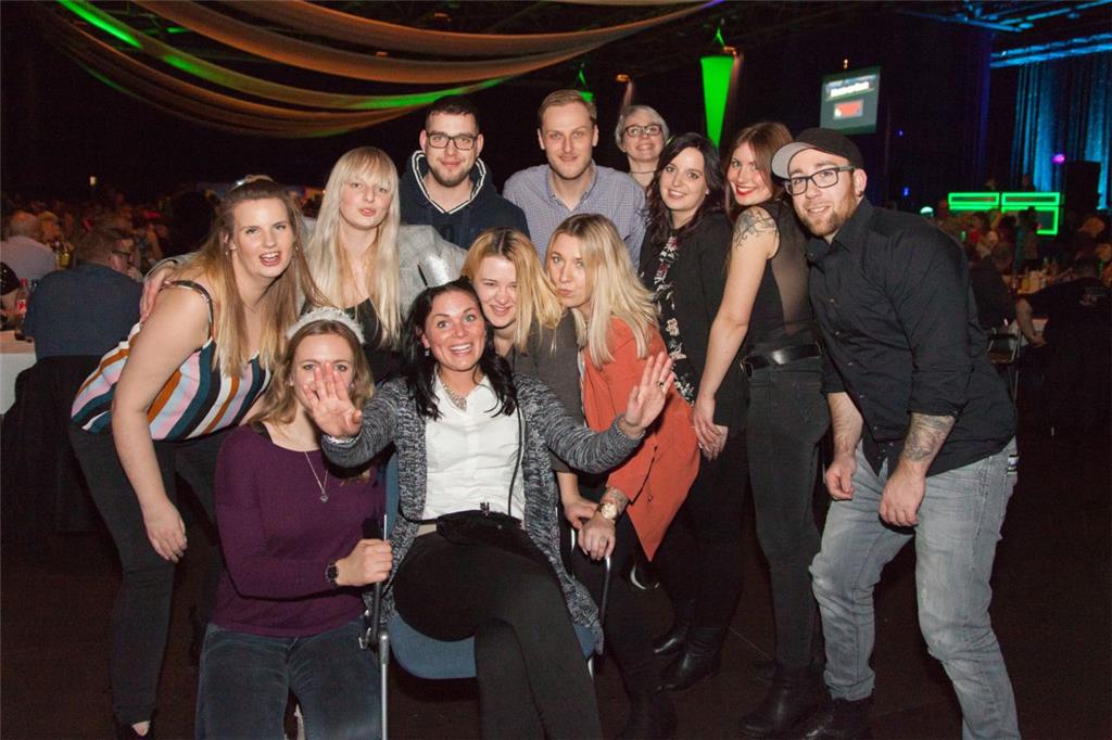 Bierkönigin Lisa mit Gefolge. Grünkohl-Party 2019 in der Stadthalle Bremerhaven....