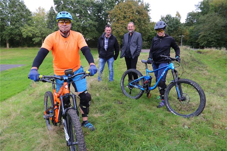 Bikesportler Michael Teßler (von links), Geschäftsbereichsleiter André Holscher,  Detlev Fänger (Gemeinde) und Bikesportlerin Sylvia Teßler wollen die Pläne für eine Bike-Bahn in Beverstedt voranbringen. 