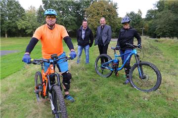Bikesportler Michael Teßler (von links), Geschäftsbereichsleiter André Holscher,  Detlev Fänger (Gemeinde) und Bikesportlerin Sylvia Teßler wollen die Pläne für eine Bike-Bahn in Beverstedt voranbringen. 