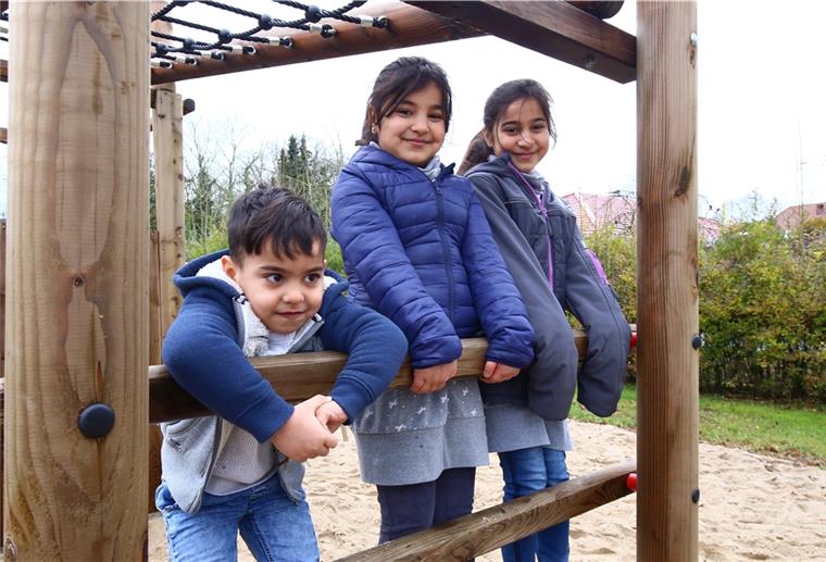 Eckwarden: Die Kinder wollen bleiben Bilal, Sahra und Almas Hassun auf dem Spielplatz neben der ehemaligen Schule in Eckwarden: Sie wollen in Eckwarden bleiben - am besten für immer.