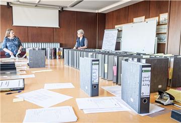 Bilanzbuchhalterin Annett Lehmann (links) und Dr. Barbara Schieferstein von der Wirtschaftsförderungsgesellschaft BIS prüfen die Anträge von Klein- und Kleinstunternehmern.