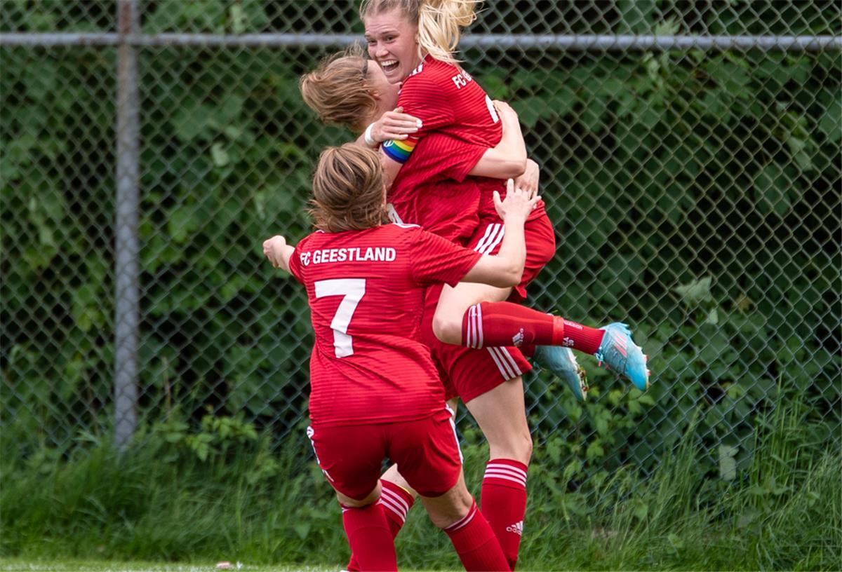Nach dem Siegtreffer war die Freude bei den Geestländerinnen (von links) Rieke Wittpenn, Lisa-Sophie Duetsch und Alicia Kersten riesig.