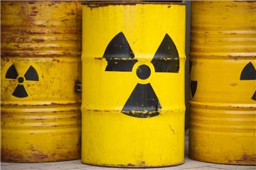 Anti-Atom-Aktivisten seilen sich von Brücke ab 