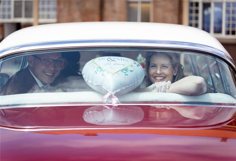Im siebten Himmel - Eine Hochzeit im 50er Jahre Stil Hochzeitspaar Cadillac