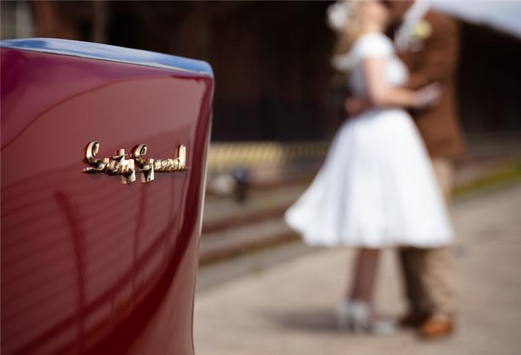Im siebten Himmel - Eine Hochzeit im 50er Jahre Stil Ehepaar nach der Trauung