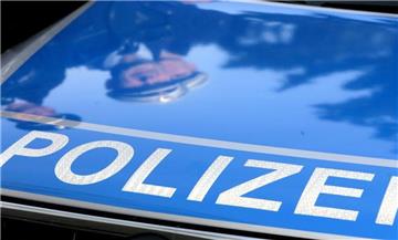 Die Polizei sichert die Unfallstelle auf der B 495 bei Armstorf