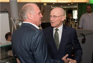 Willi Lemke (rechts) und Uli Hoeneß kenne sich seit Jahrzehnten. Jetzt hat der Ex-Werder-Manager den  früheren Bayern-Boss in Schutz genommen.