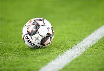 Ein Fußball liegt auf dem Rasen.
