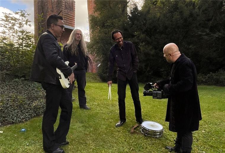 Starchild ist eine Powerfamilie DreI Männer werden von einem vierten Mann gefilmt.