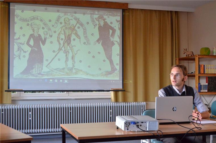 Peter Duryn, Leiter des Niedersächsischen Internatsgymnasiums in Bad Bederkesa, ist gespannt, was unter der Farbschicht zutage tritt. Erste Stellen sind schon freigelegt an der Wand in der Eingangshalle.