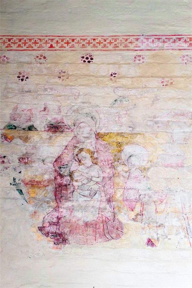 Peter Duryn, Leiter des Niedersächsischen Internatsgymnasiums in Bad Bederkesa, ist gespannt, was unter der Farbschicht zutage tritt. Erste Stellen sind schon freigelegt an der Wand in der Eingangshalle.