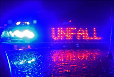 Ein Einsatzwagen der Polizei steht an einer Unfallstelle