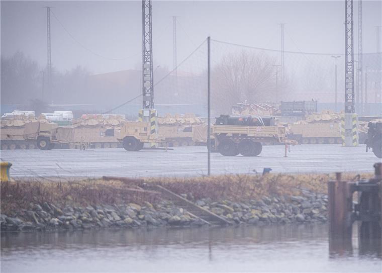 US-Panzer für die Ukraine sind in Bremerhaven angekommen