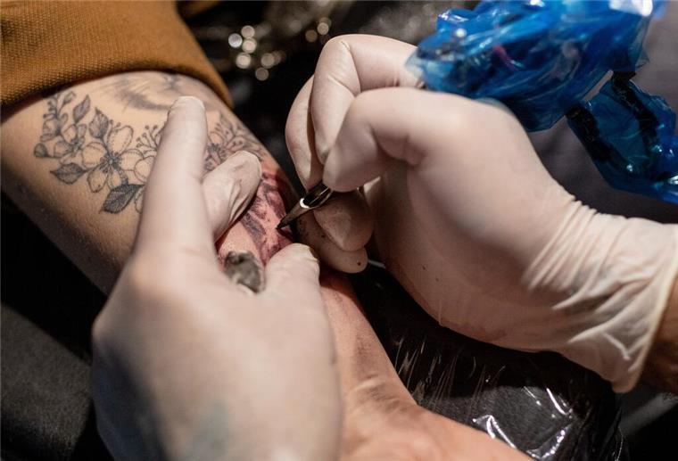 Hier wird’s bunt: Tattoo-Wochenende in der Stadt Cuxhaven Spontane Termine bei Künstlern vor Ort sind beim 3. Tattoo Weekend in Cuxhaven möglich.