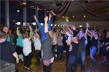 600 Besucher feiern 90er-Jahre-Party in der Friedeburg in Nordenham