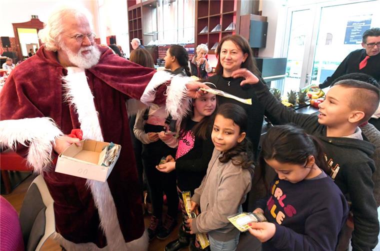 Schlemmermahl und Wellnesstag: Für rund 500 Bedürftige haben 50 Sponsoren und 50 Helfer ehrenamtlich ein großes Nikolausfest in der Leher "Theo" organisiert.